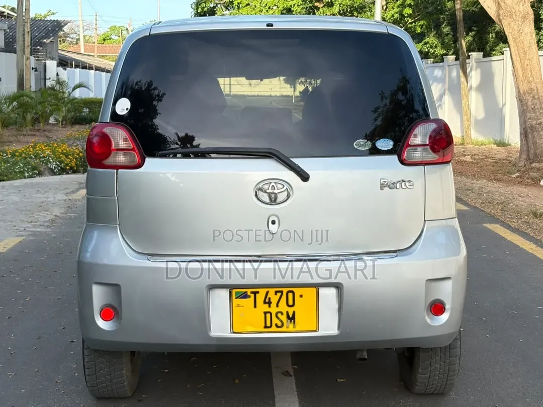 Toyota Porte 2004 Silver