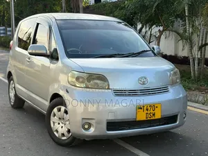 Toyota Porte 2004 Silver