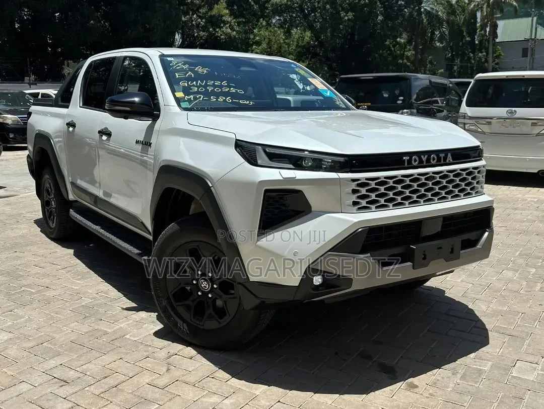 New Toyota Hilux SR (Diesel) 2026 Off white