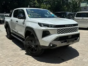 New Toyota Hilux SR (Diesel) 2026 Off white