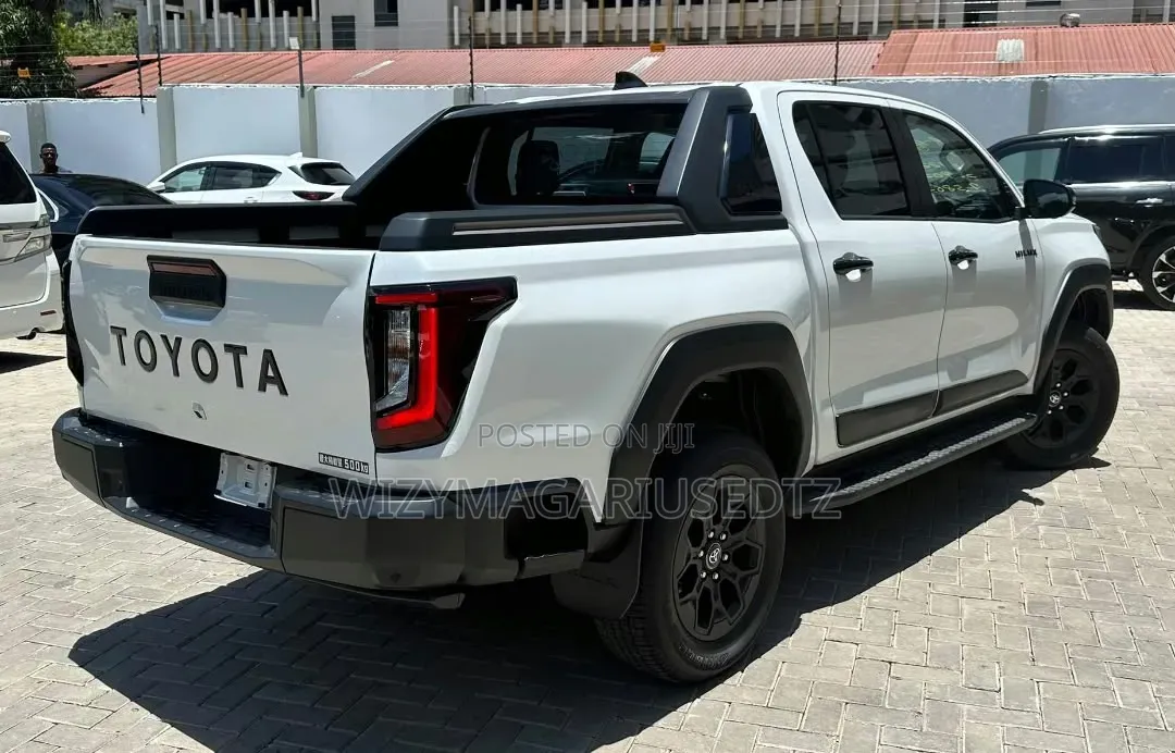 New Toyota Hilux SR (Diesel) 2026 Off white