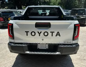 New Toyota Hilux SR (Diesel) 2026 Off white