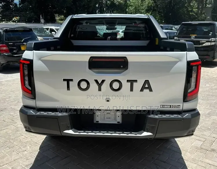 New Toyota Hilux SR (Diesel) 2026 Off white