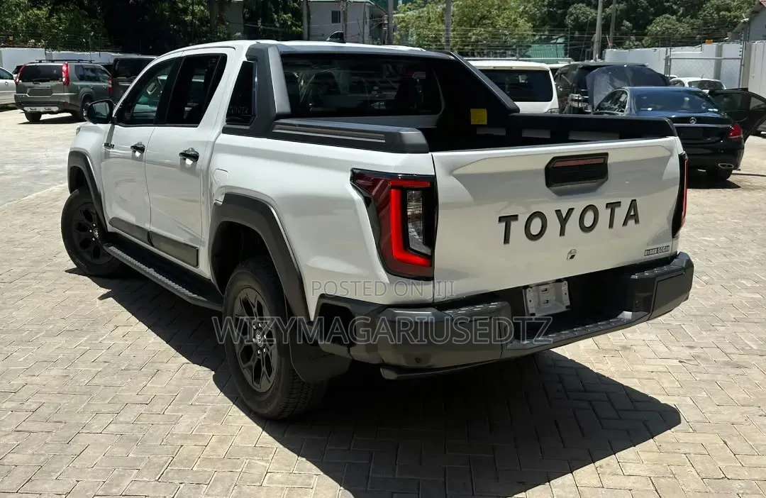New Toyota Hilux SR (Diesel) 2026 Off white
