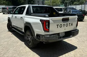 New Toyota Hilux SR (Diesel) 2026 Off white
