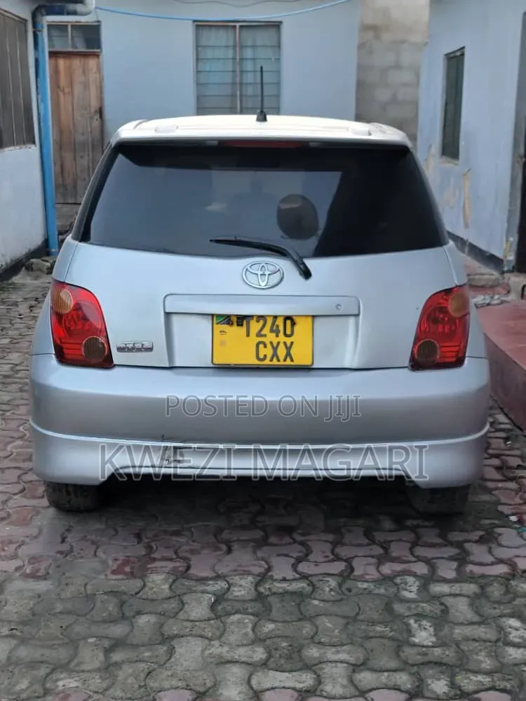 Toyota IST 2004 Silver