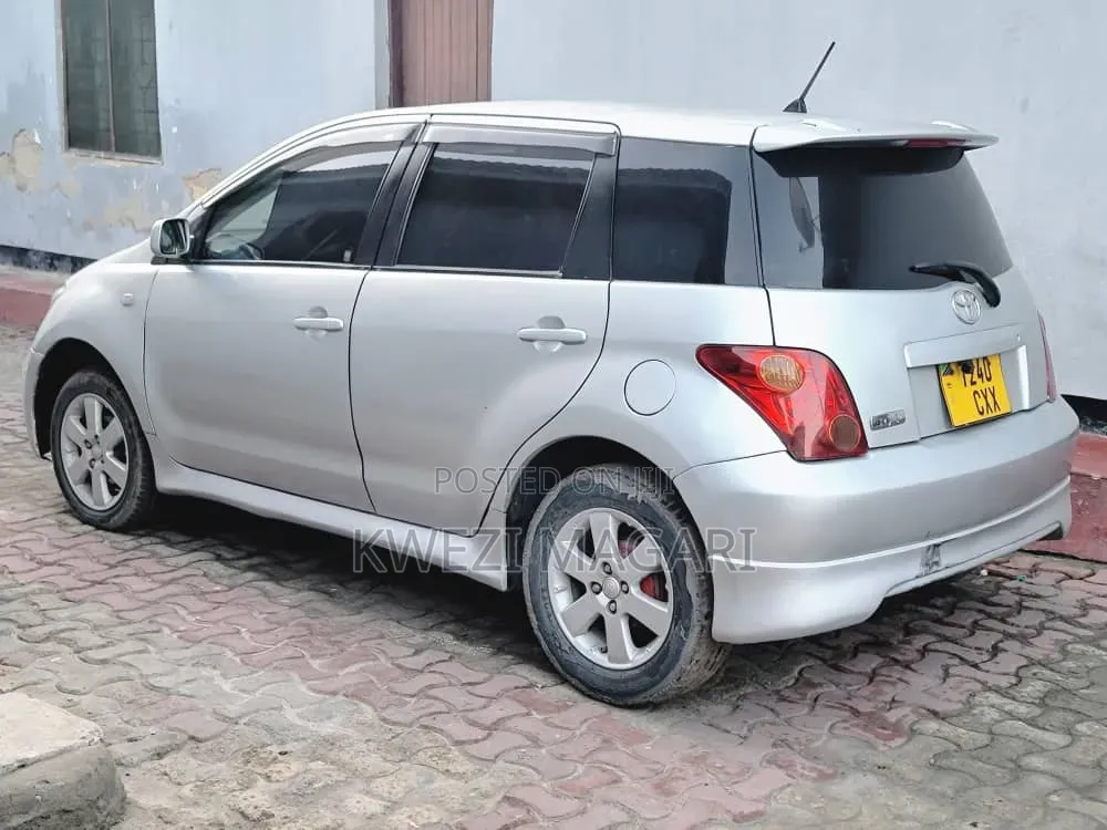 Toyota IST 2004 Silver