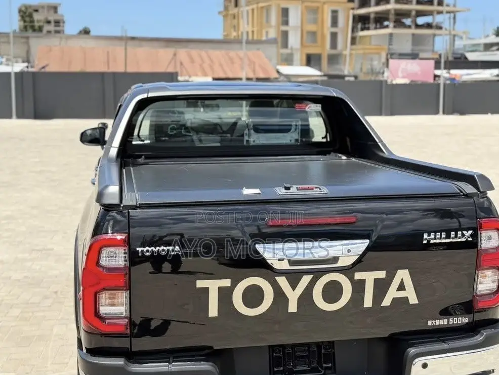 Toyota Hilux 2021 Black