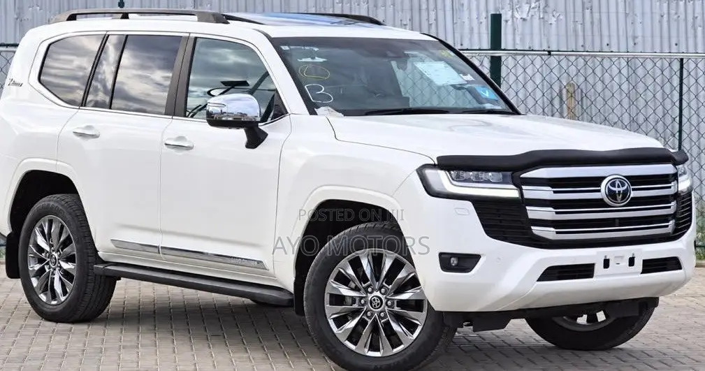 Toyota Land Cruiser LC300 2024 White