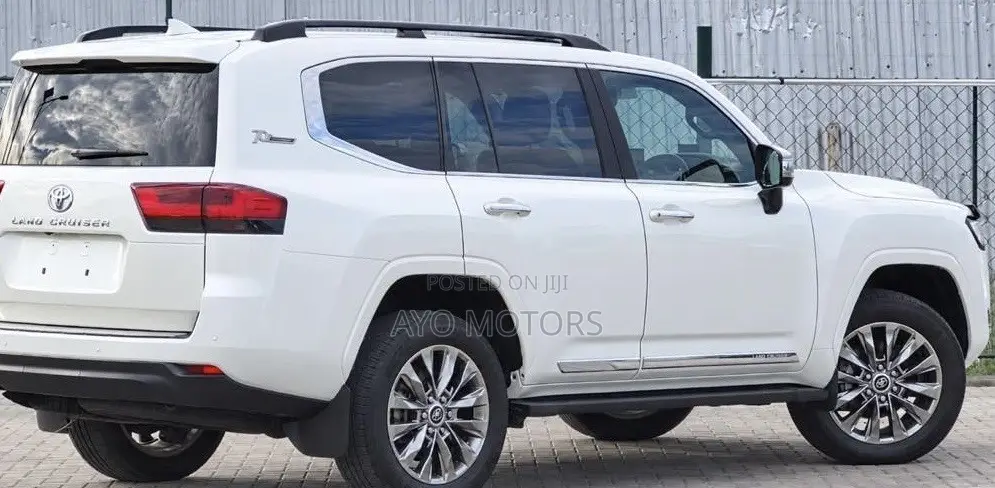 Toyota Land Cruiser LC300 2024 White
