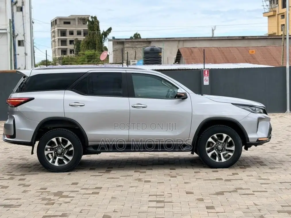 Toyota Fortuner 2024 Silver
