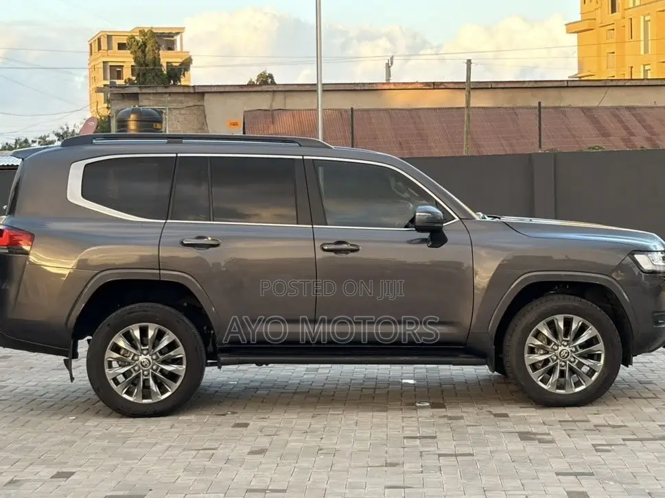 Toyota Land Cruiser LC300 2024 Gray