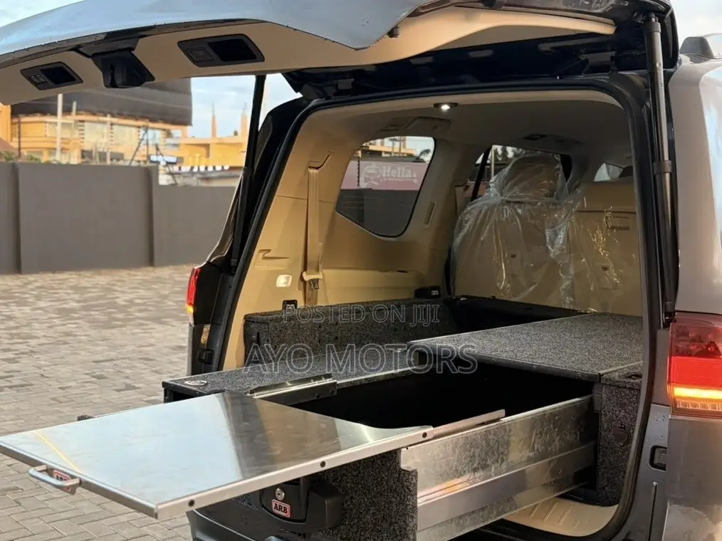 Toyota Land Cruiser LC300 2024 Gray