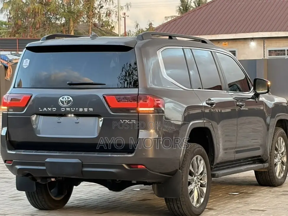 Toyota Land Cruiser LC300 2024 Gray