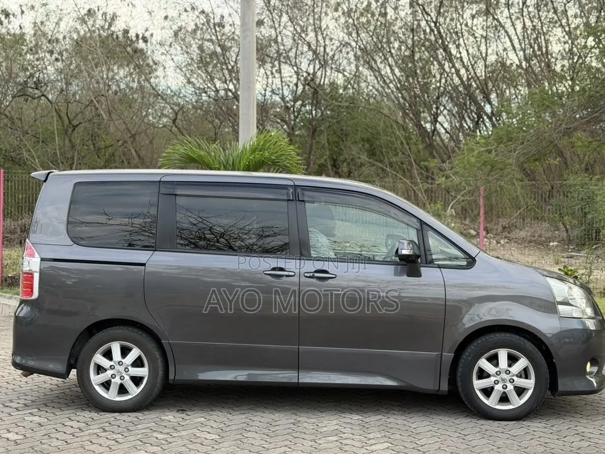 Toyota Noah 2008 Gray