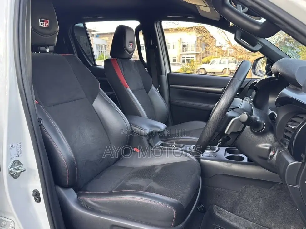 Toyota Hilux 2022 White