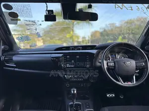 Toyota Hilux 2022 White