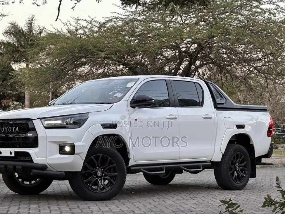 Toyota Hilux 2022 White