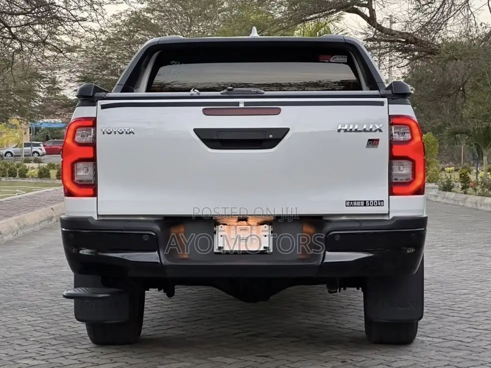 Toyota Hilux 2022 White