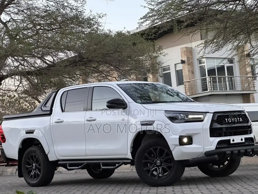 Toyota Hilux 2022 White