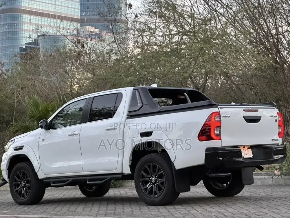Toyota Hilux 2022 White