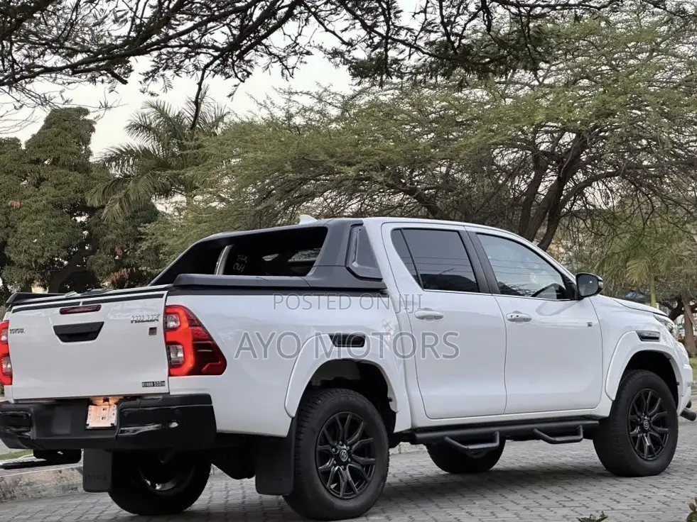Toyota Hilux 2022 White