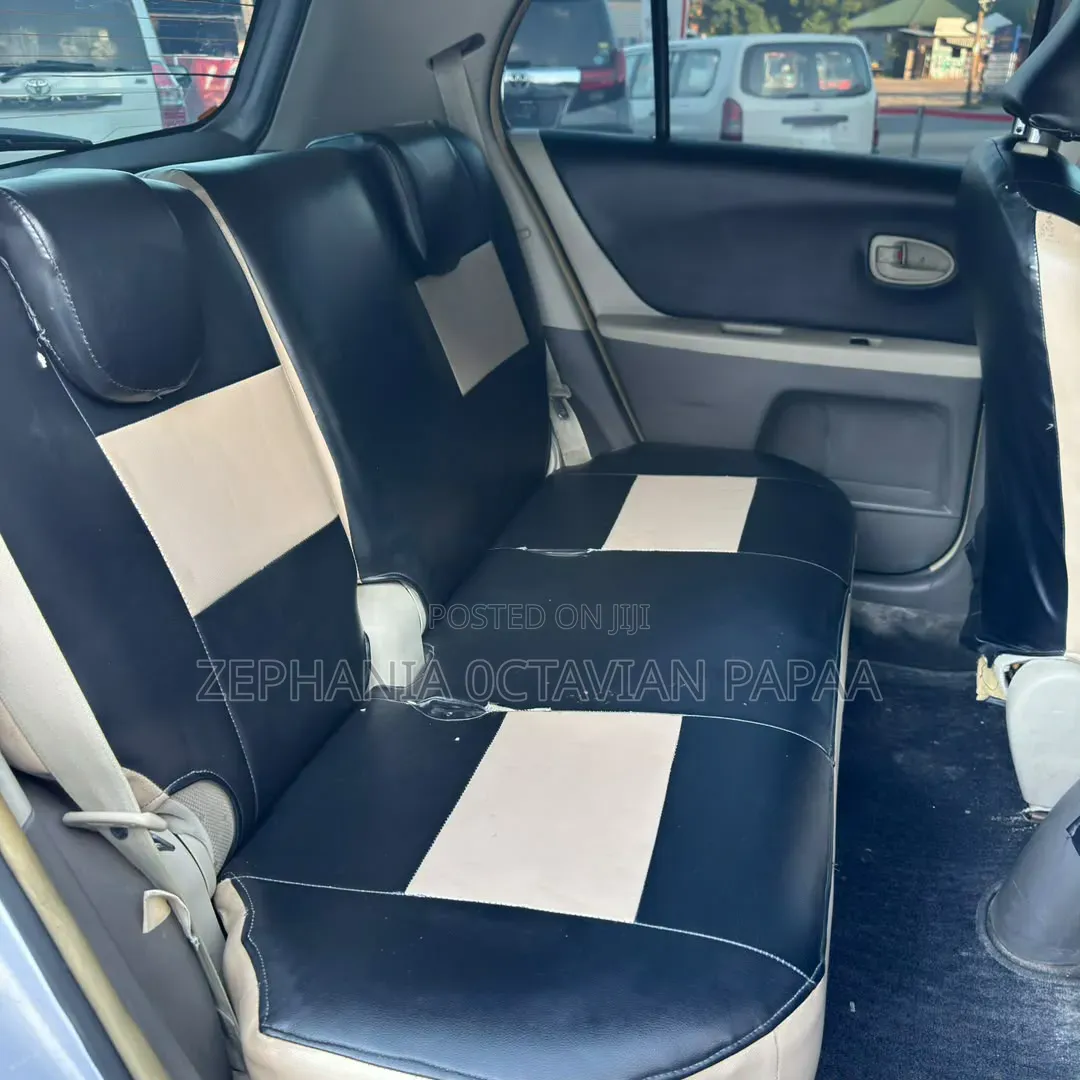Toyota Vitz 2009 Silver