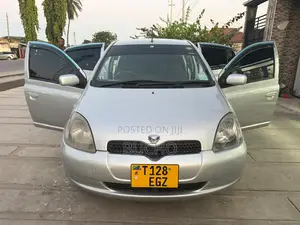 Toyota Vitz 2002 Silver