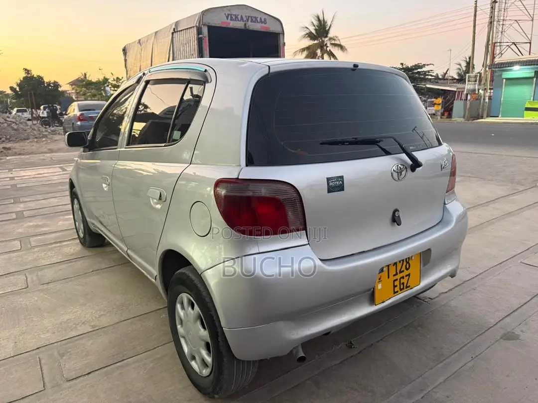 Toyota Vitz 2002 Silver