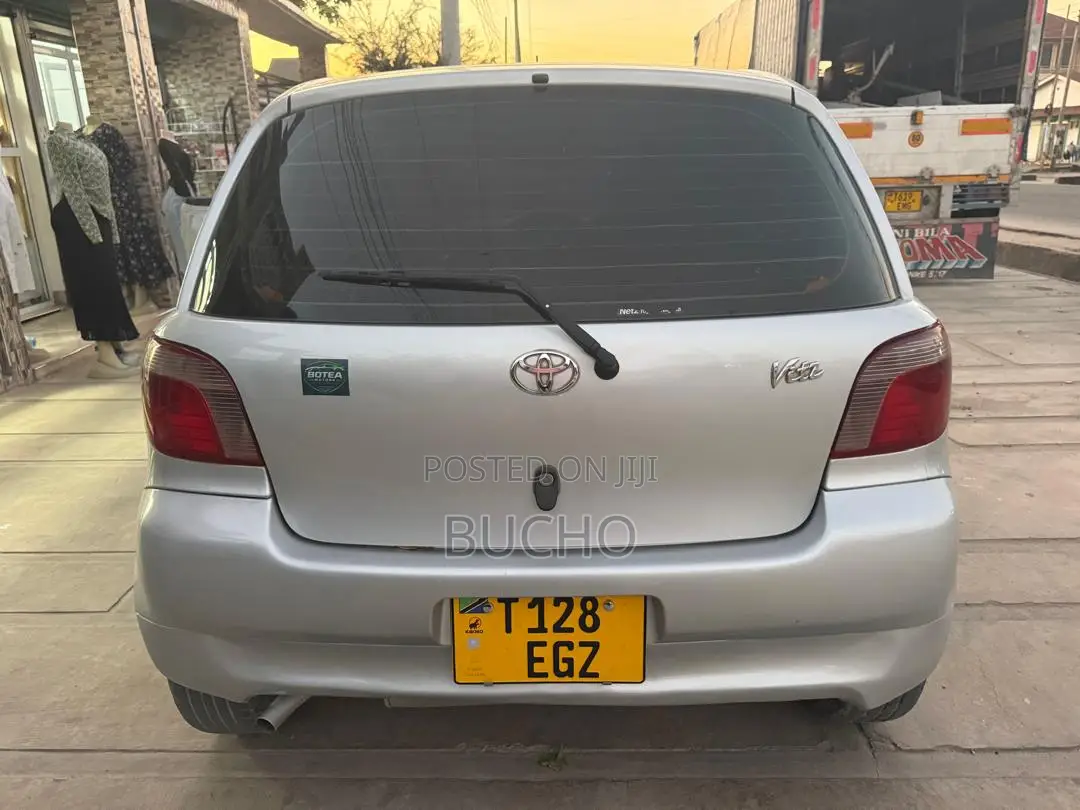 Toyota Vitz 2002 Silver