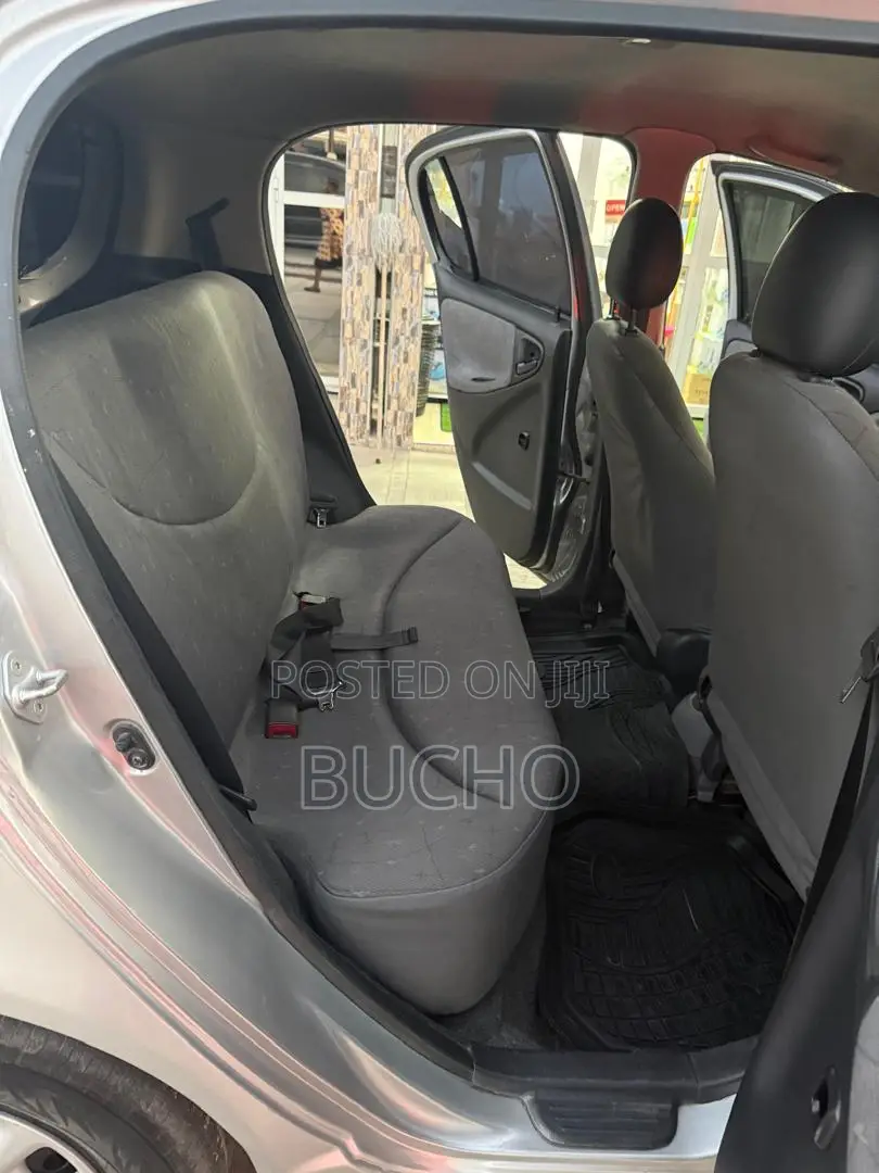 Toyota Vitz 2002 Silver