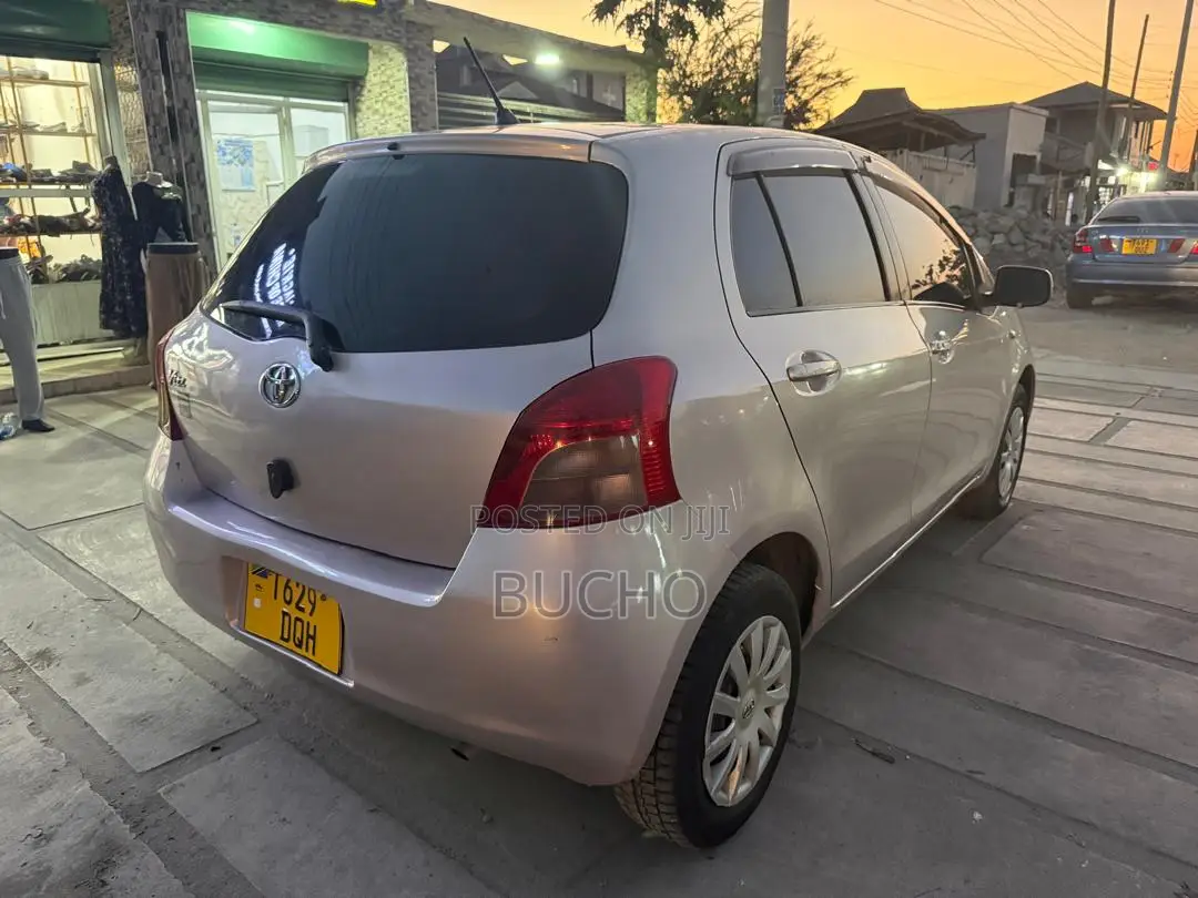 Toyota Vitz 2006 Silver