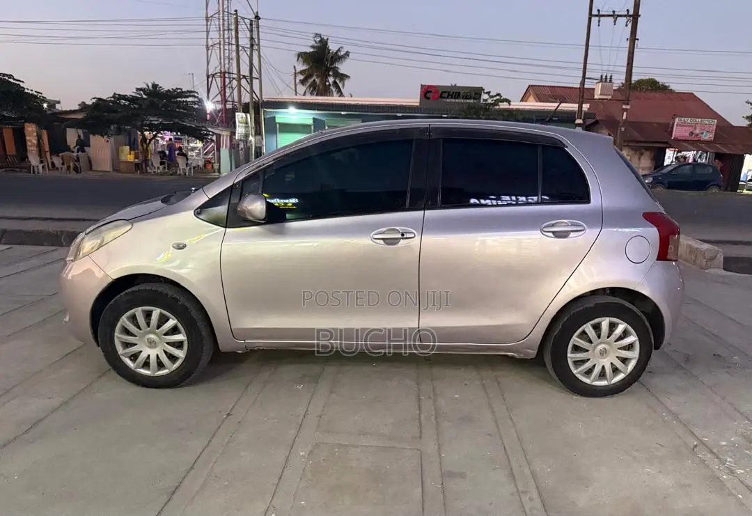 Toyota Vitz 2006 Silver