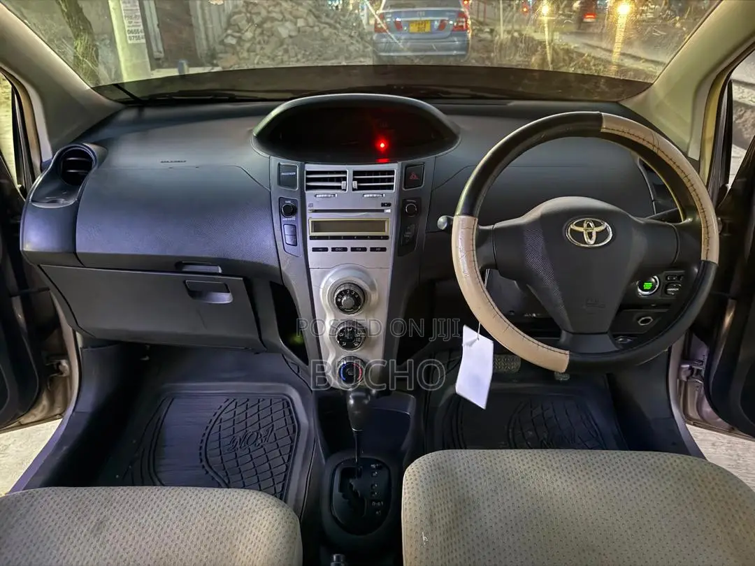 Toyota Vitz 2006 Silver