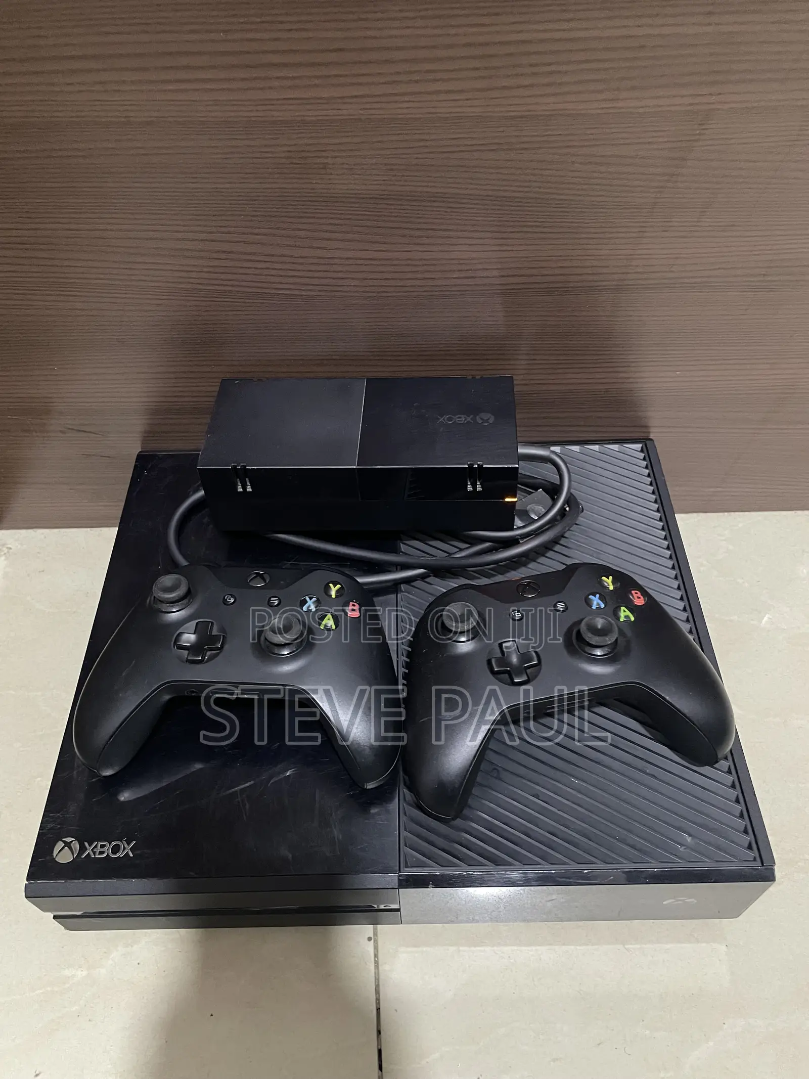 Xbox One Used With Two Controlles and 6 Games Inside