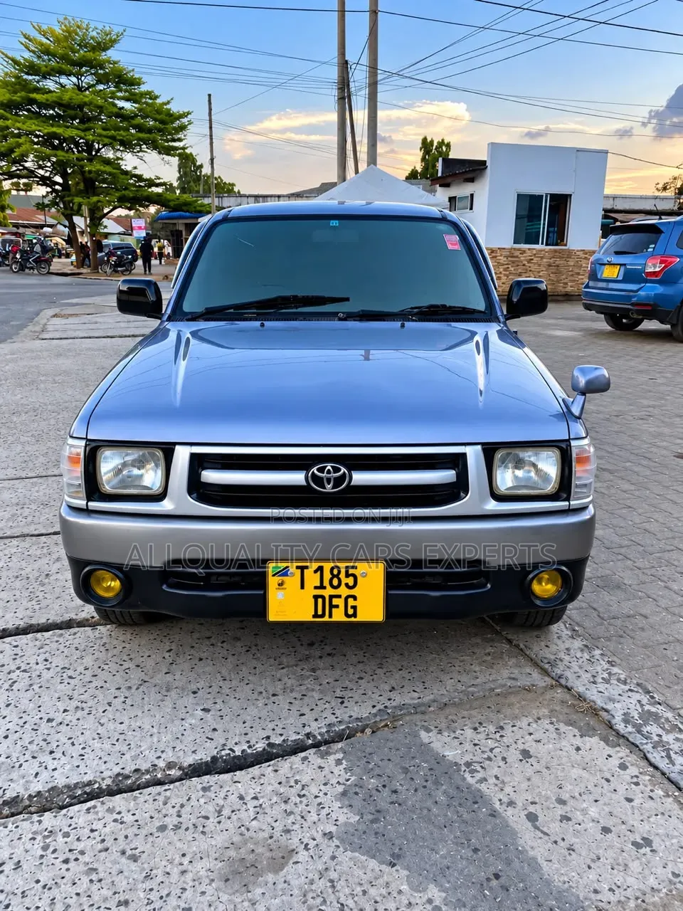 Toyota Hilux 2000 Burgundy