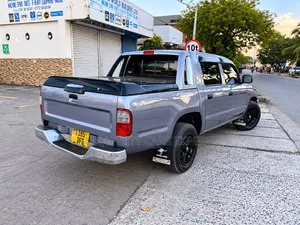 Toyota Hilux 2000 Burgundy