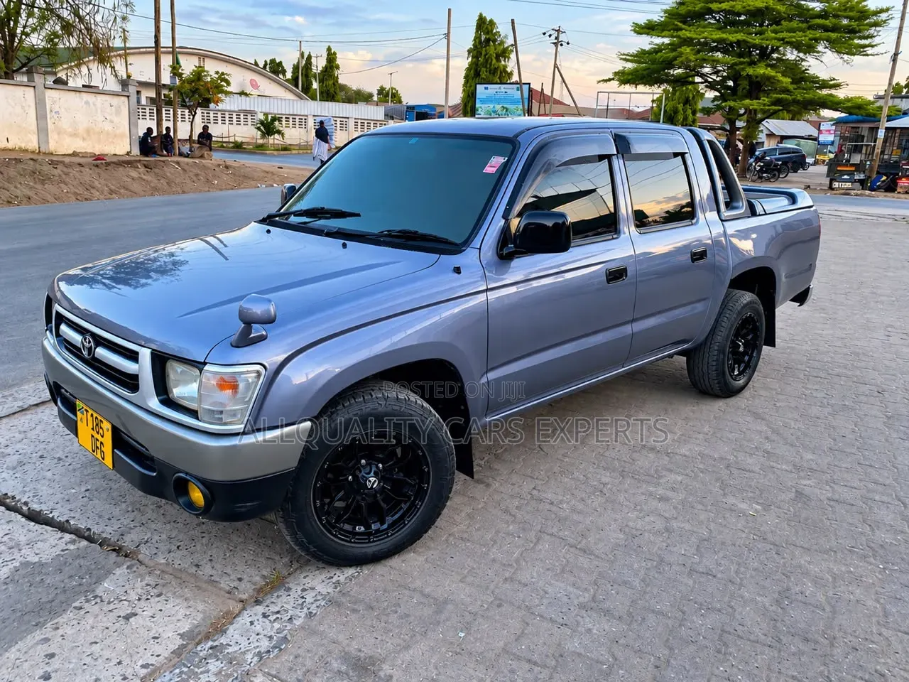 Toyota Hilux 2000 Burgundy