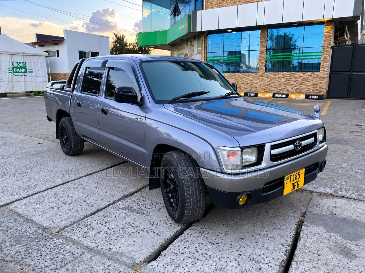 Toyota Hilux 2000 Burgundy