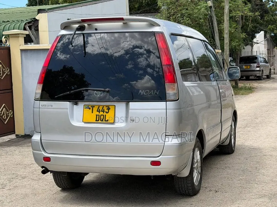 Toyota Noah 2003 Silver