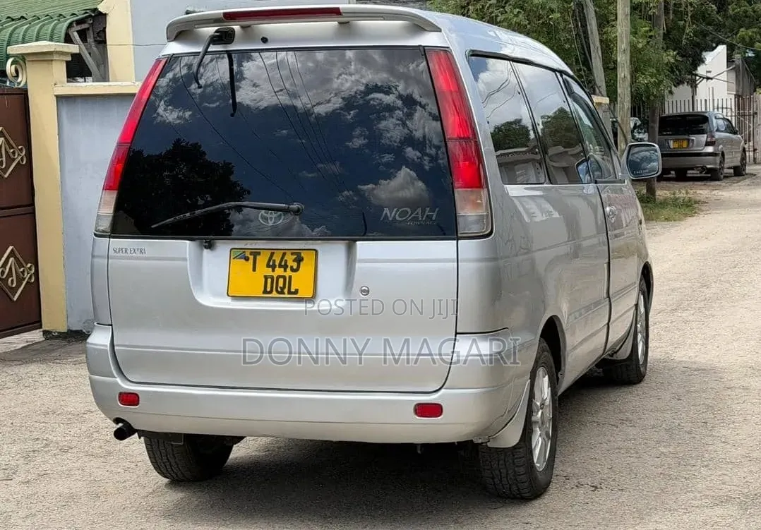 Toyota Noah 2003 Silver