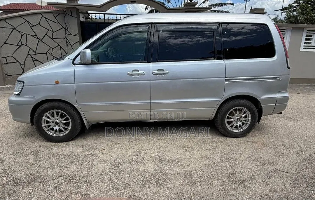 Toyota Noah 2003 Silver