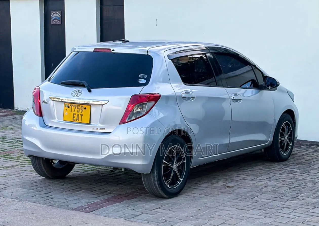 Toyota Vitz 2010 Silver