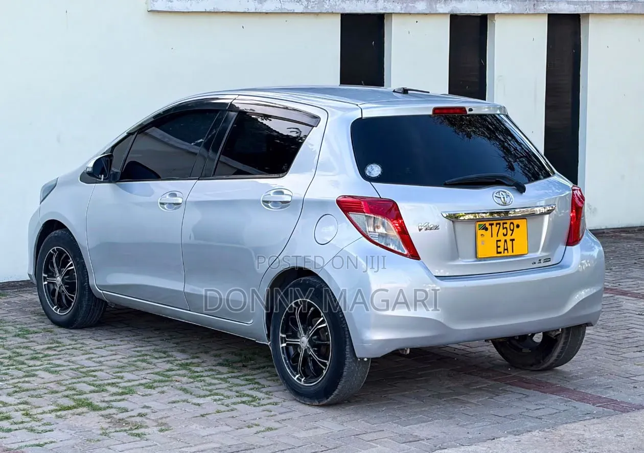 Toyota Vitz 2010 Silver