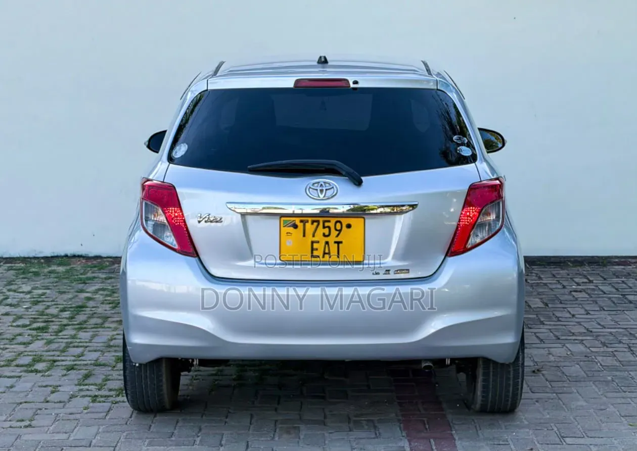 Toyota Vitz 2010 Silver