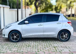 Toyota Vitz 2010 Silver