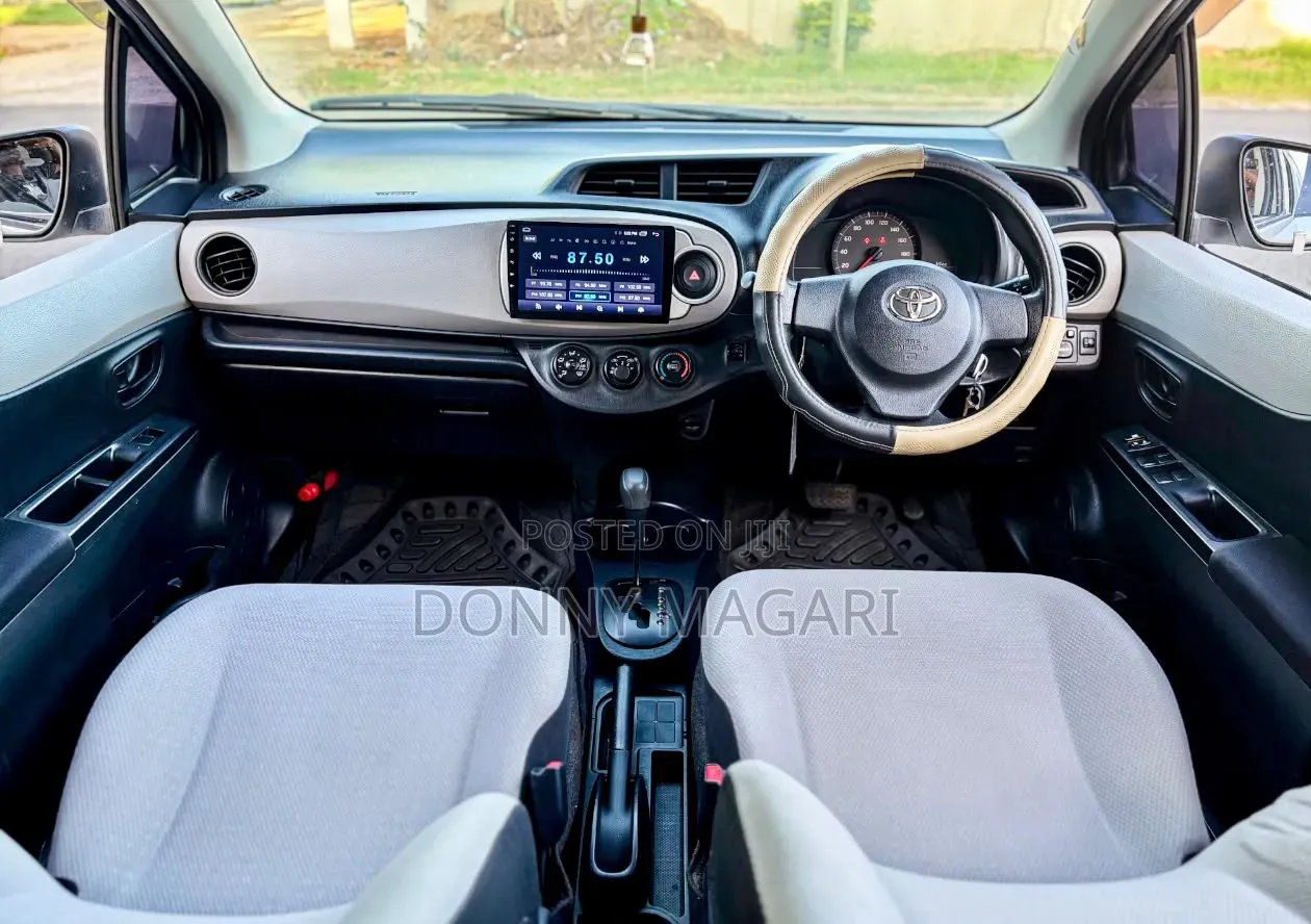 Toyota Vitz 2010 Silver