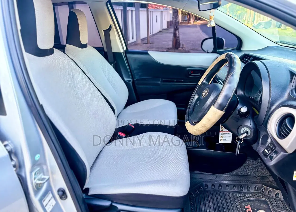 Toyota Vitz 2010 Silver