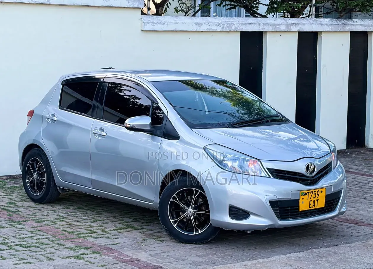 Toyota Vitz 2010 Silver