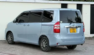 Toyota Noah 2.0 143hp AWD (7 Seater) 2010 Silver